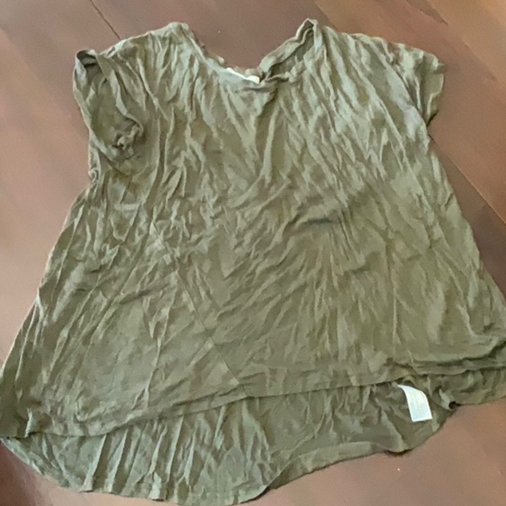 Green shirt sleeve size M